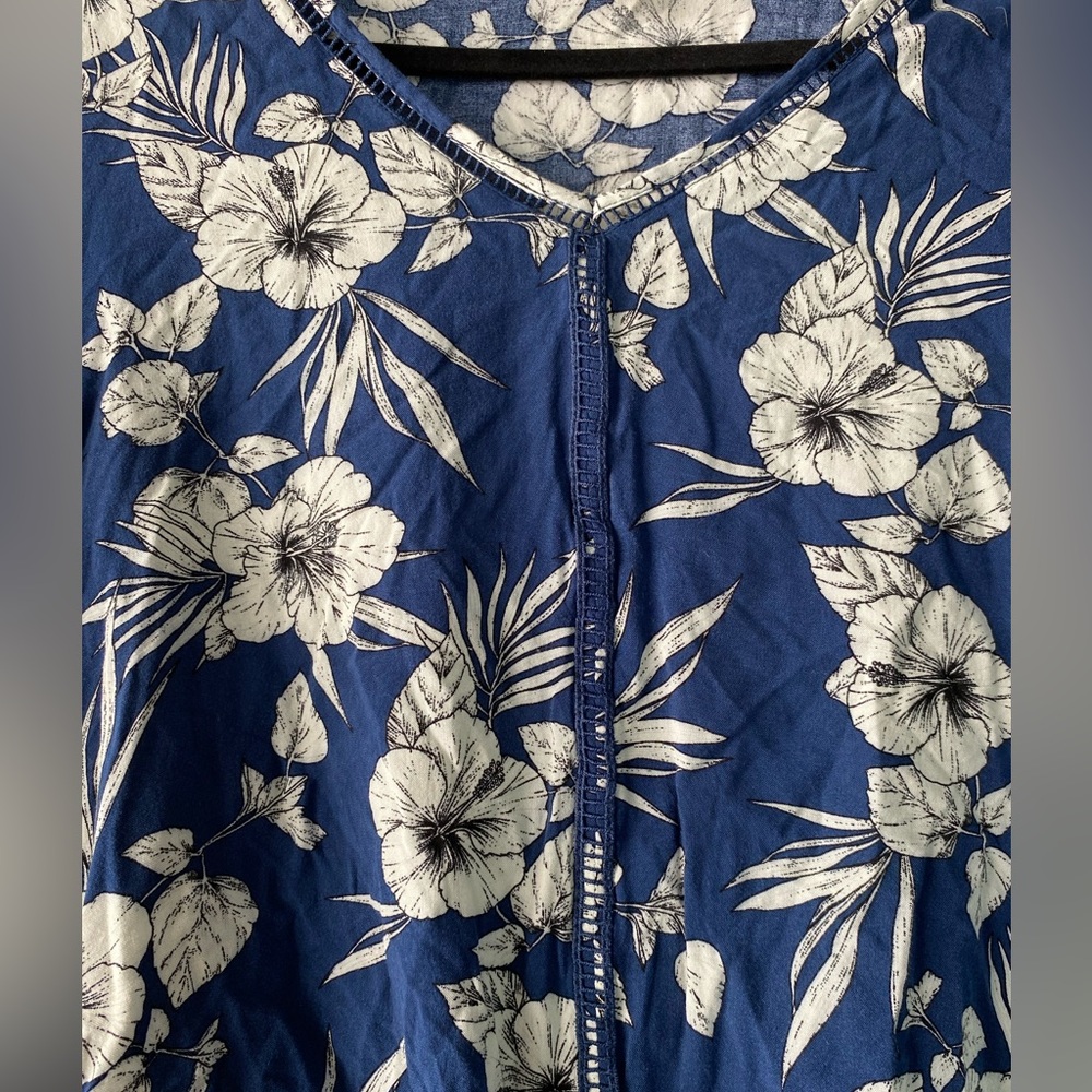 Como Blu Floral Blue & White Tie-Front Blouse | Size XL | Tropical Hibiscus Top - Picture 5 of 7